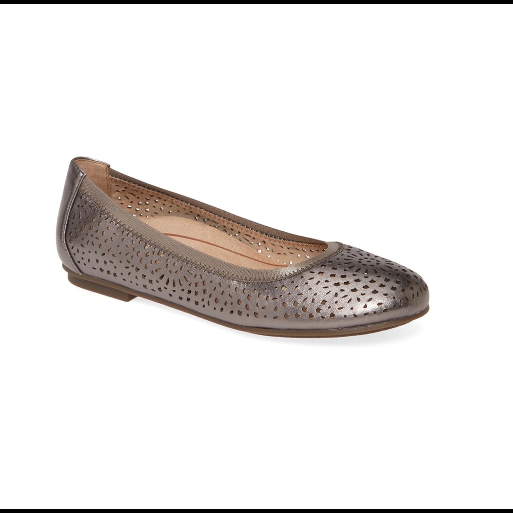 NIB Vionic Robyn leather flat